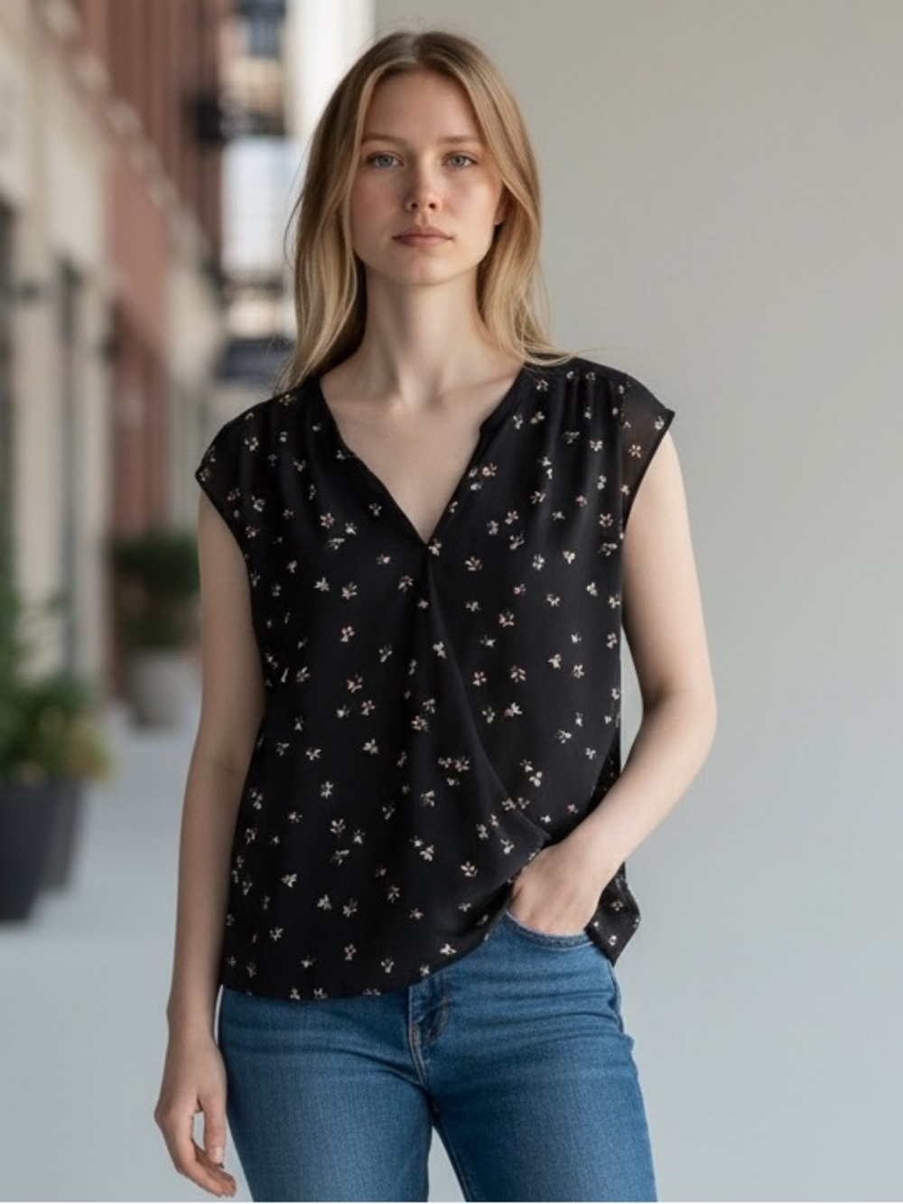 RW&CO. Black Floral V-Neck Cap Sleeve Blouse Sz medium